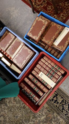 3 caisses le livres modernes dont Eugène SUE en 10 vol. MOLIERE e...