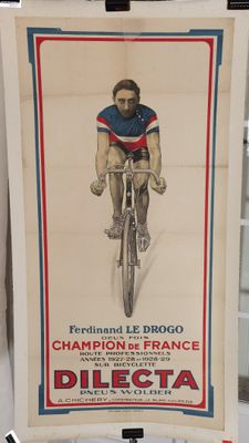 affiche représentant un homme à vélo, exposée devant une vitrine