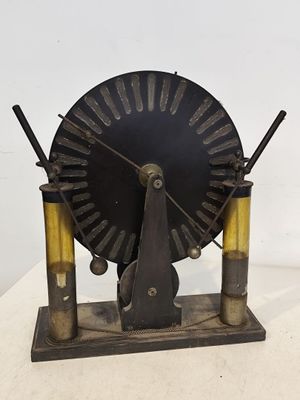 une horloge posée sur une table