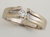 Gros plan sur une bague surmontée d'un diamant