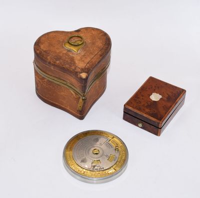 LOT comprenant : - DISQUE des millésimes des vins en métal. … - Photo 1