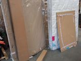 de nombreux cartons contenant des matelas et d'autres articles dans un entrepôt