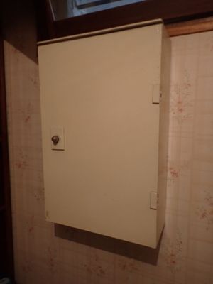 une photo d'une salle de bains avec des toilettes et une fenêtre