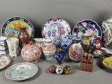 de nombreux types de vases et d'assiettes sur la table