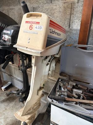 un petit moteur qui traîne dans un garage