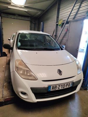 une voiture blanche garée dans un garage