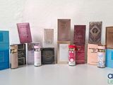 de nombreux types de parfums et de coffrets différents sur la table