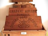 une caisse en bois contenant plusieurs caisses de vin