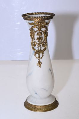 VASE en verre opaliné blanc marbré de bleu, jolie monture en… - Photo 1