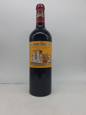 une bouteille de vin rouge avec une étiquette jaune sur fond blanc