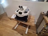 une machine posée sur une table en bois
