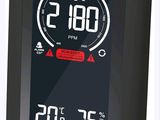 une horloge numérique accrochée au mur qui indique l'heure