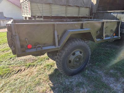 un camion militaire garé dans l'herbe