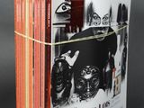 une image représentant une pile de livres posée sur une table