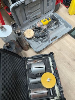 une caisse à outils avec des outils sur le sol