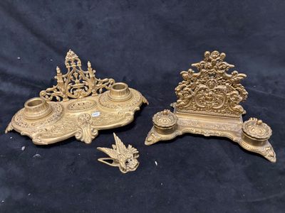 deux bougeoirs anciens en laiton et un porte-bougie