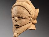 un gros plan sur une sculpture en argile représentant le visage d'une femme