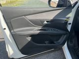 une portière ouverte, celle du conducteur étant ouverte
