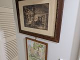 une photo d'une salle de bains avec des toilettes et des tableaux accrochés au mur