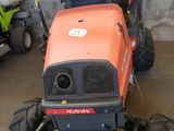 un tracteur garé dans un garage