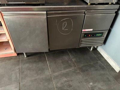 une cuisine en acier inoxydable équipée d'un micro-ondes et d'un lave-vaisselle