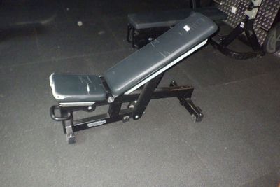 un banc posé à même le sol dans la pièce