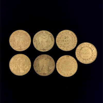 un lot de cinq pièces d'or présentant des motifs différents