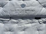 une photo en gros plan d'un lit d'hôtel sur lequel figure un logo