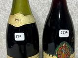 deux bouteilles de vin posées l'une à côté de l'autre sur un comptoir
