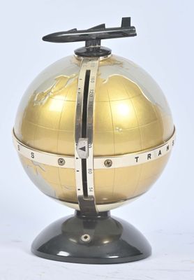 un globe doré entouré d'un mètre ruban