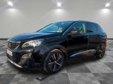 une voiture noire est garée dans une pièce au sol en damier