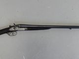 un fusil de chasse posé sur une table