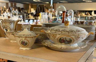 de nombreuses assiettes et bols sur la table dans le magasin