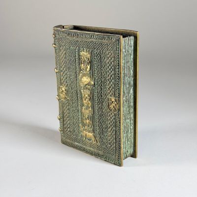 un livre ancien en laiton sur lequel figure l'image d'un homme et d'une femme