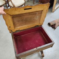 Table travailleuse reposant sur deux pieds reliés par une en… (photo 4)