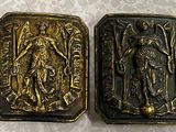 paire de plaques anciennes en métal doré et noir représentant une femme et un homme