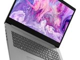gros plan d'un ordinateur portable sur une surface blanche