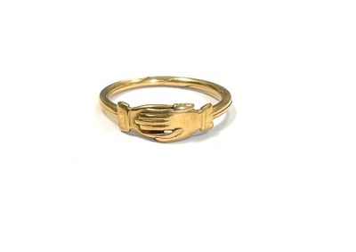 gros plan d'une bague en or sur fond blanc