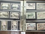 beaucoup de timbres rangés dans un album posé sur une table
