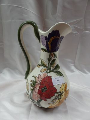 un vase blanc orné d'un motif floral