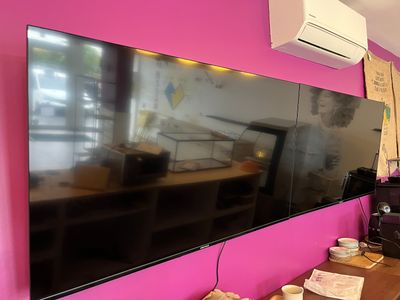 un téléviseur à écran plat fixé au mur d'une pièce