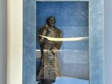 La couverture du livre « De Gaulie » représente une statue d'un homme tenant une épée.