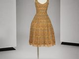 une photo d'une robe posée sur un mannequin dans une pièce