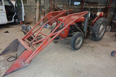 un tracteur rouge garé dans un garage