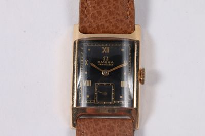 une montre posée sur une surface blanche