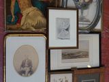 de nombreuses photos encadrées sur le mur de cette pièce