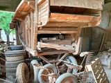 un vieux camion avec une remorque attelée, dans un garage