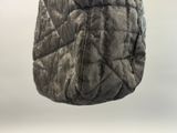 un sac à main suspendu au plafond