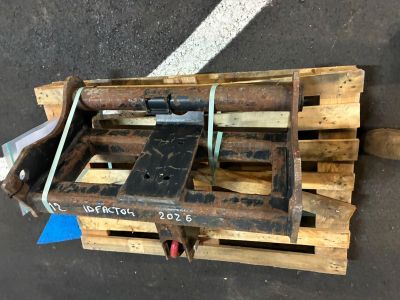 une palette en bois sur laquelle est posé un marteau