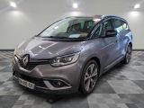 la voiture grise est garée dans le garage sur le sol en damier